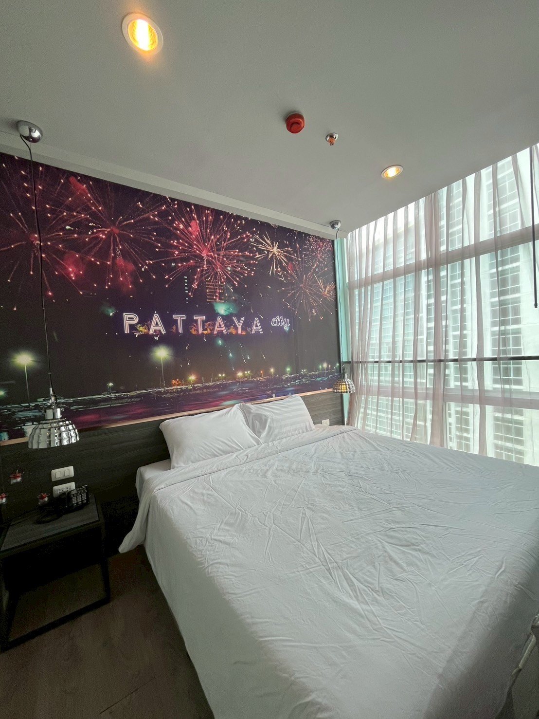 One-bedroom apartment with Pattaya mural and window view